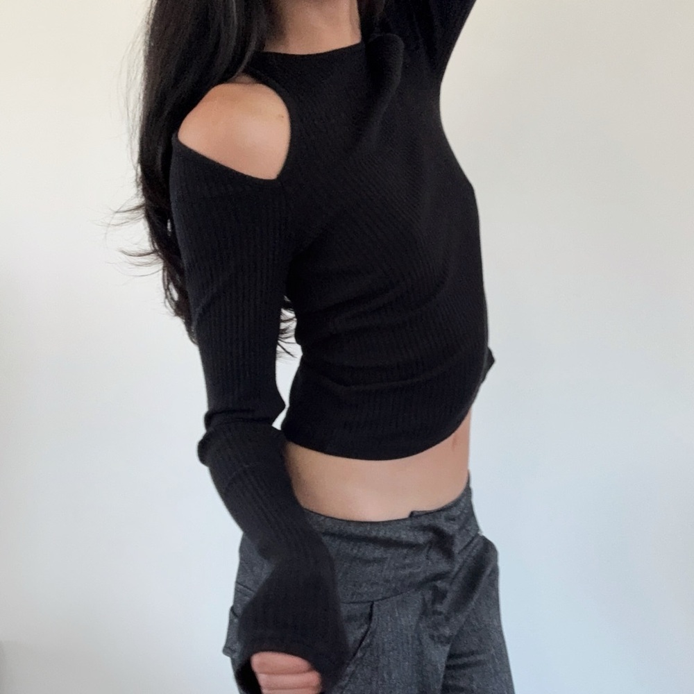 Source Unknown Black Cold Shoulder Ribbed Top - image 3